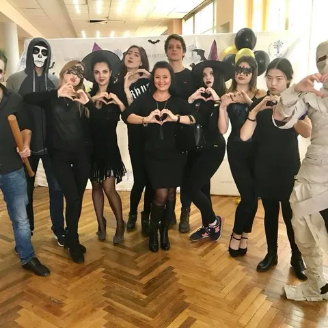 праздник Хэллоуин со студентами